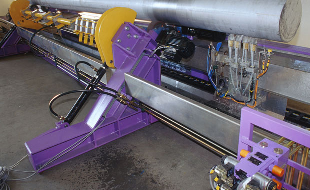 Schraubenförmiger Ultraschall-Prüfvorgang mittels Fließwasserankoppelung